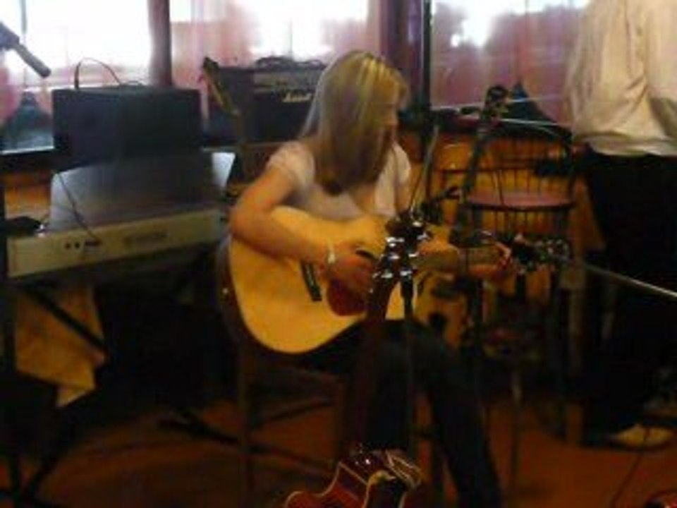 CHARLOTTE Chante "SONG OF FREEDOM" De BOB MARLEY