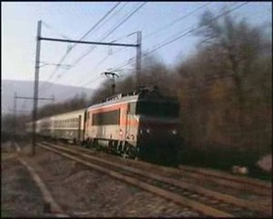 BB 22200 béton avec sa rame UIC et USI à Talissieu