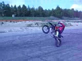 Me supermoto wheelie