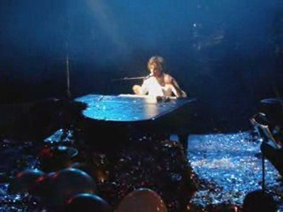 MIKA - "GRACE KELLY" (LIVE CIRQUE D'HIVER - PARIS)