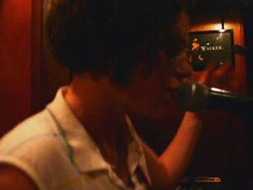 גלעד מצלם את איה שרה את שיר הכוס