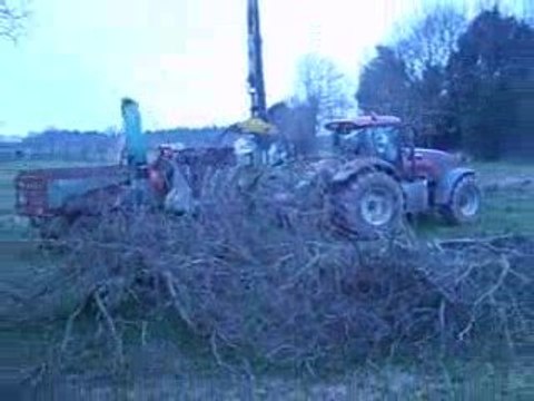Broyage de branche avec un valtra s 300ch et broyeur