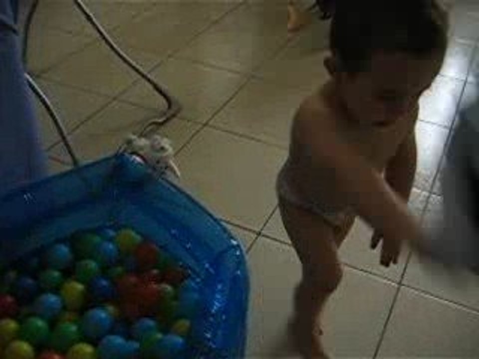 noa et sa piscine a balles