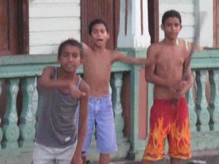 6 Cuba Baracoa Enfants rue Base Ball 4