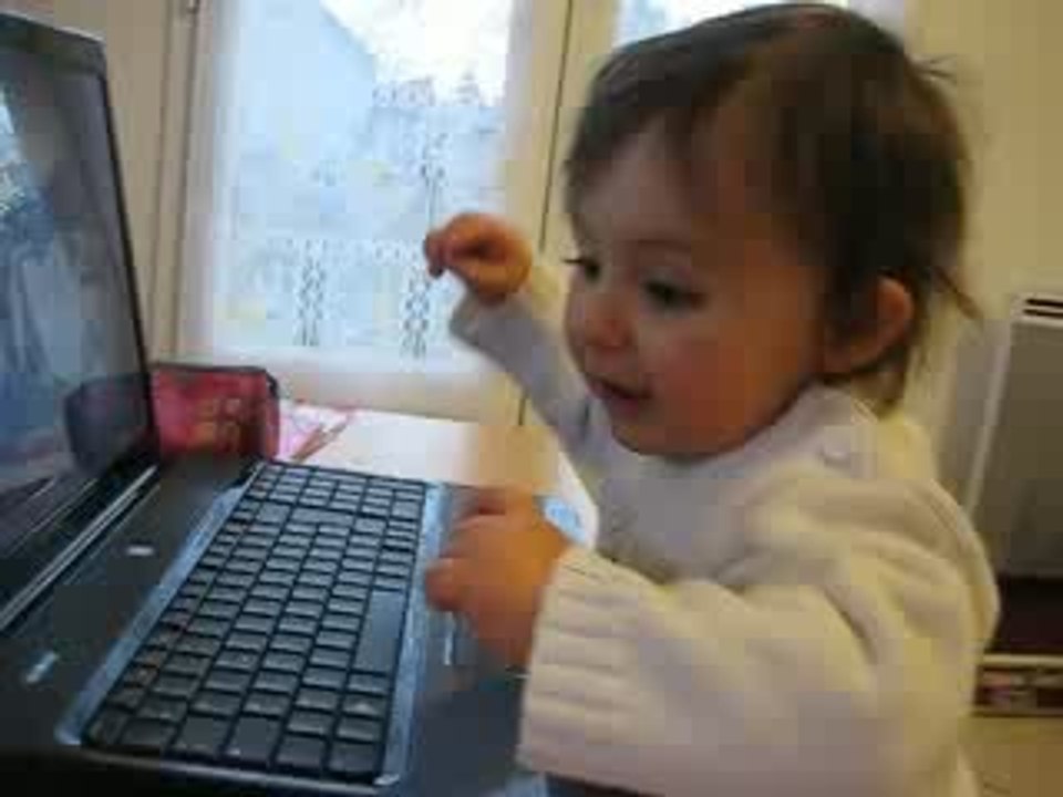 lucie danse devant le pc