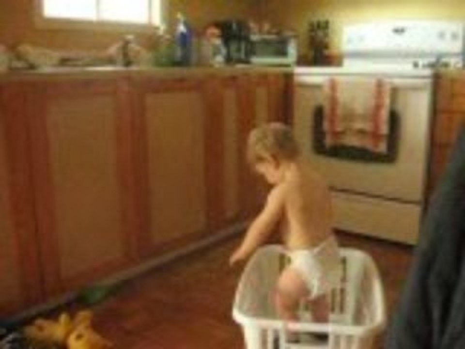 nathan dans le panier a linge