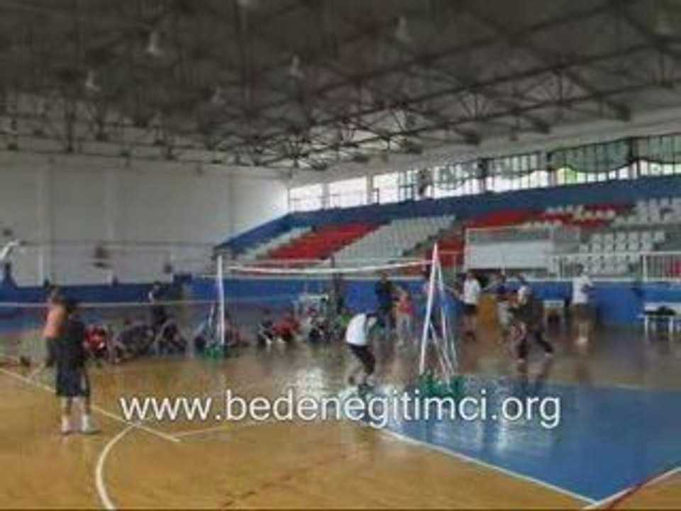 Mini voleybolda alltan servis çalışması 2