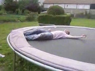 moi salto sur trampoline