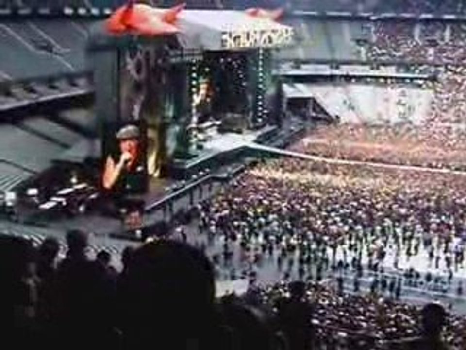 AC/DC au stade de france 2009 dirty deeds done dirt cheaps