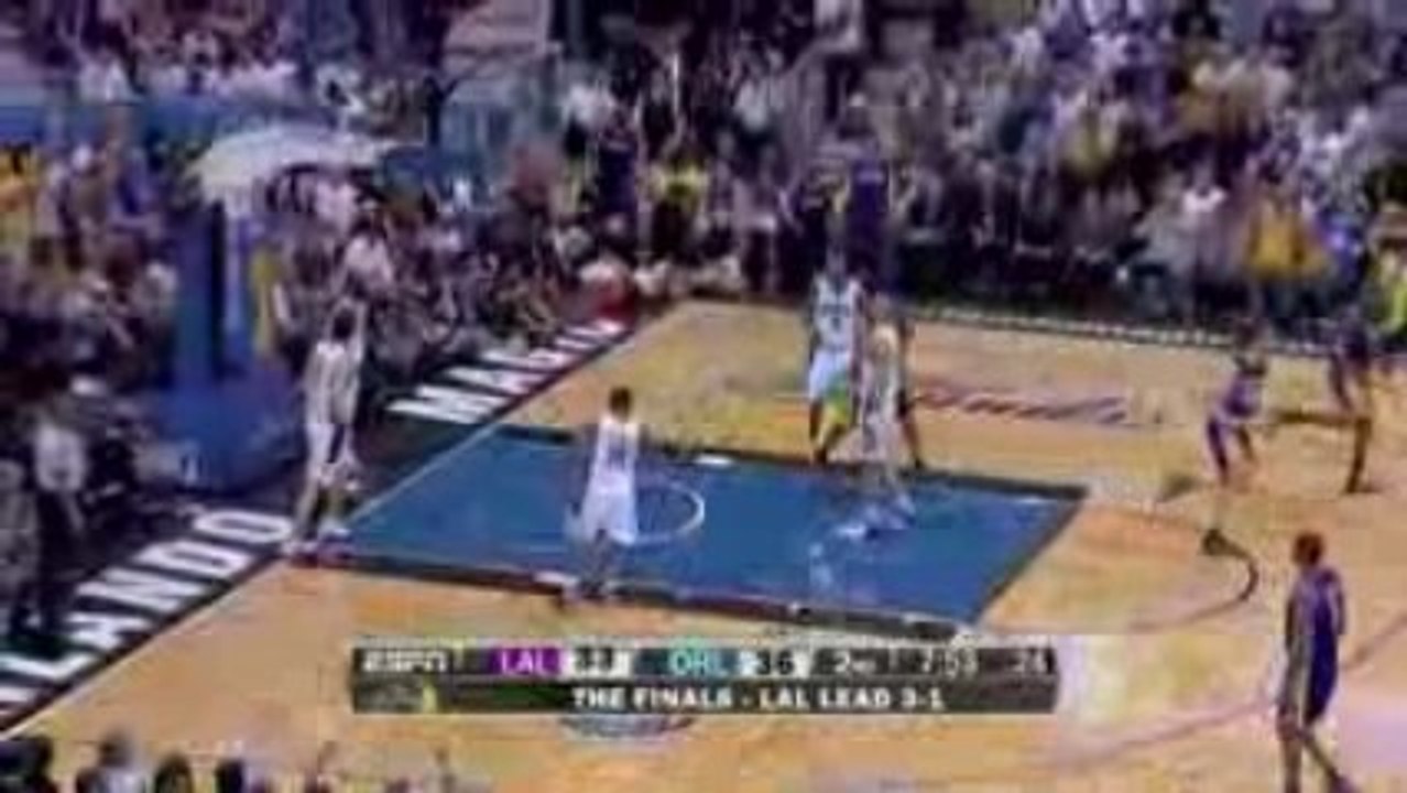 Mickael Pietrus getting baseline slam By Kobe Bryant