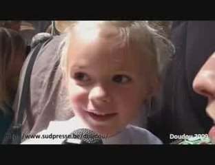 Une petite fille chante le Doudou ! Trop mignon !