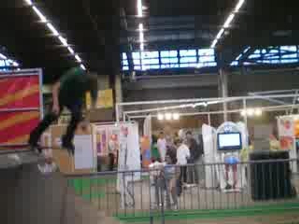 Sortie de la mini rampe en indy 180 de Khayam