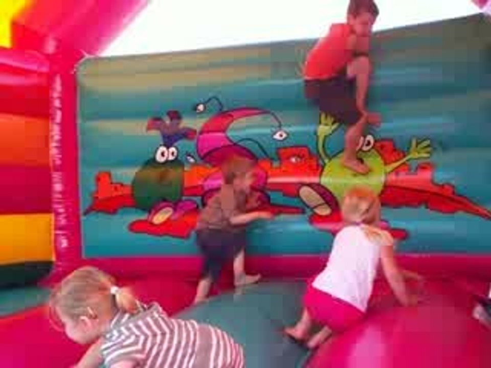 Esteban s'éclate ds le chateau gonflable