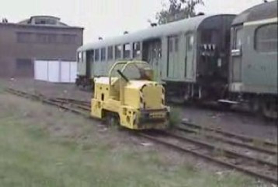 Manoeuvre du locotracteur ex HBNPC à Oignies