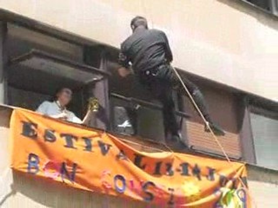 Descente en rappel du père de Mello