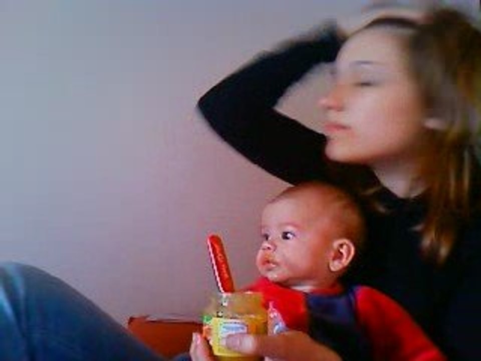 Noam qui mange son premier pti pots