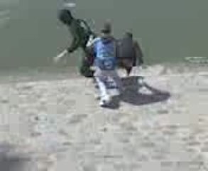 MDR UN HOMME SE FAIT POUSSER A L'EAU:EXCLUSIFE