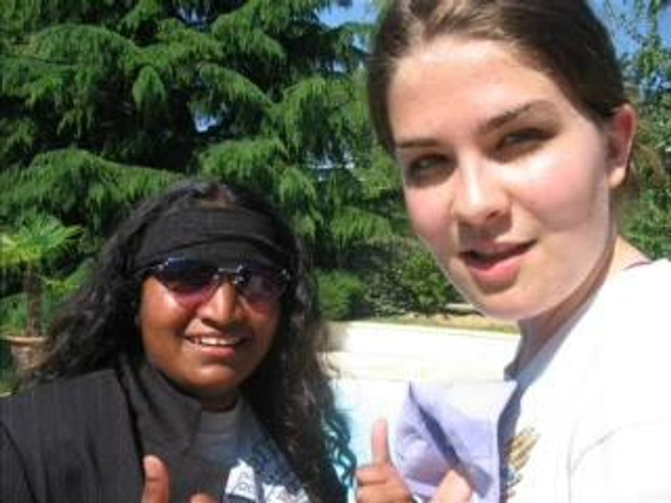 Jeanne brune et blonde piscine