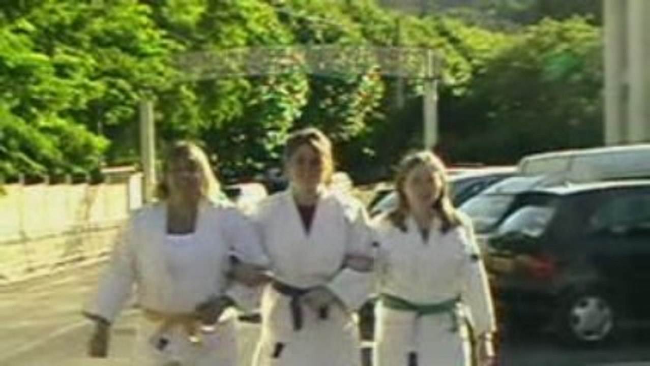 1- droles de dames jujitsu.mpg
