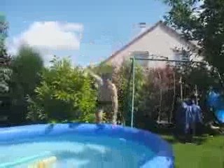 Régis saute dans une piscine