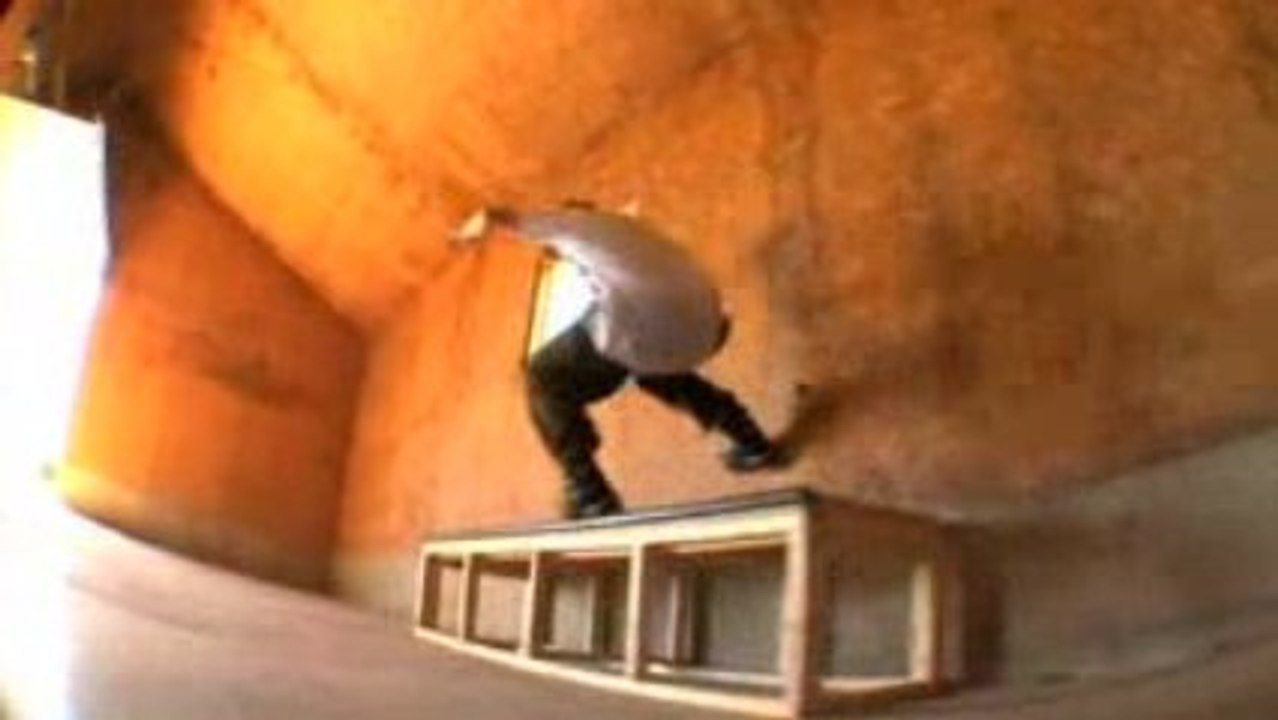 TaskTV: Mathieu Ledoux skating the Fast-motion Barn