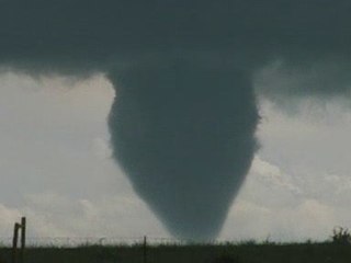 Extreme weather fears as US tornado filmed