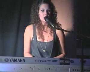 Julie Jourdan.... Je te l'dis quand même...au piano..