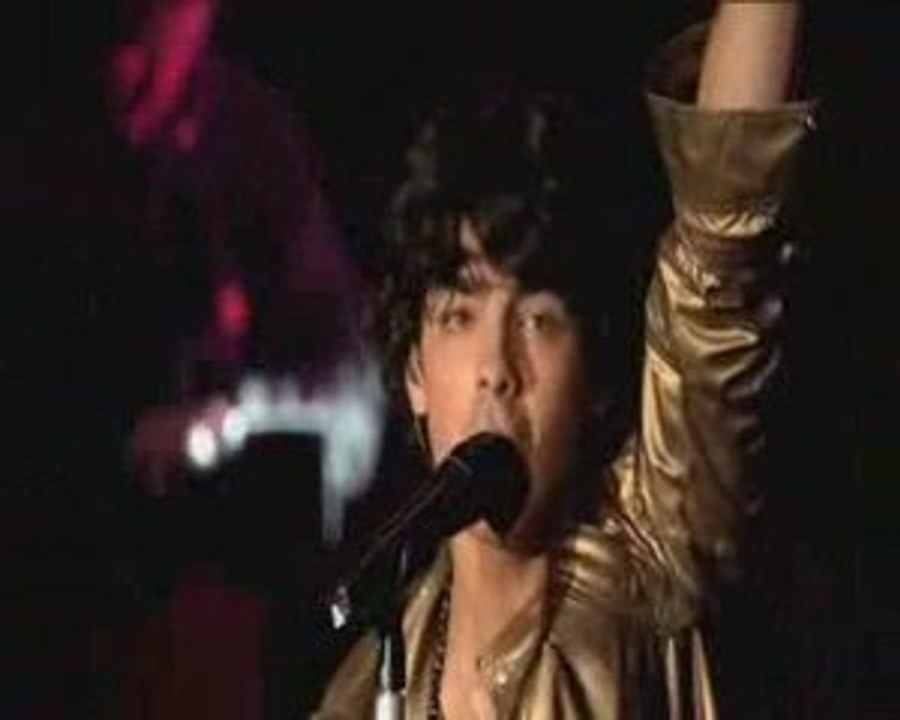 Jonas Brothers - Paranoid / WWIII [Live]