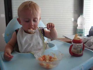 Milan mange tout seule...presque!