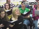 Kelly Clarkson Returns to High School
