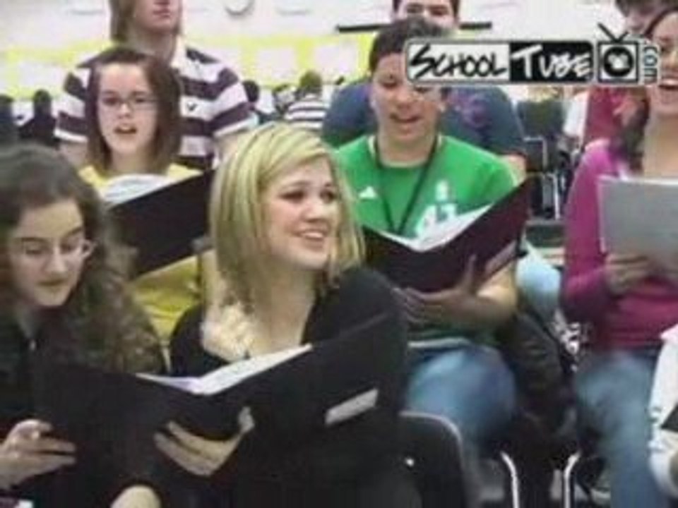 Kelly Clarkson Returns to High School