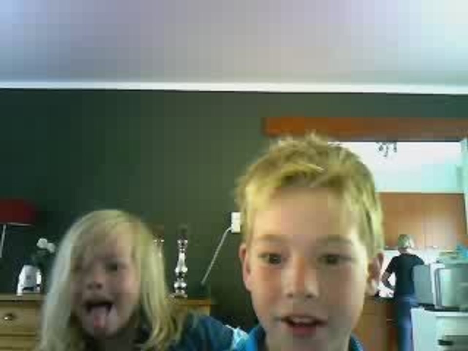 Ze denkt dat ik niks zie.........