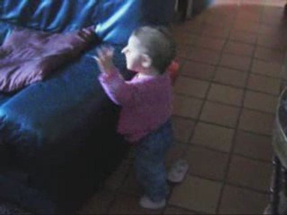 Méline premiers petits pas pour ses 9 mois