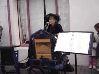 Loudeac - fete musique chanteuse des rues