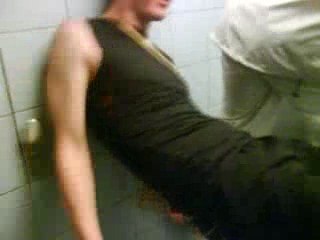 Connerie des Mek  dans les chiotte du parc xD