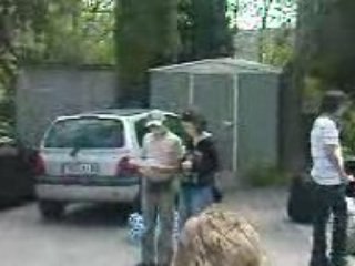 Czekanie przed schroniskiem