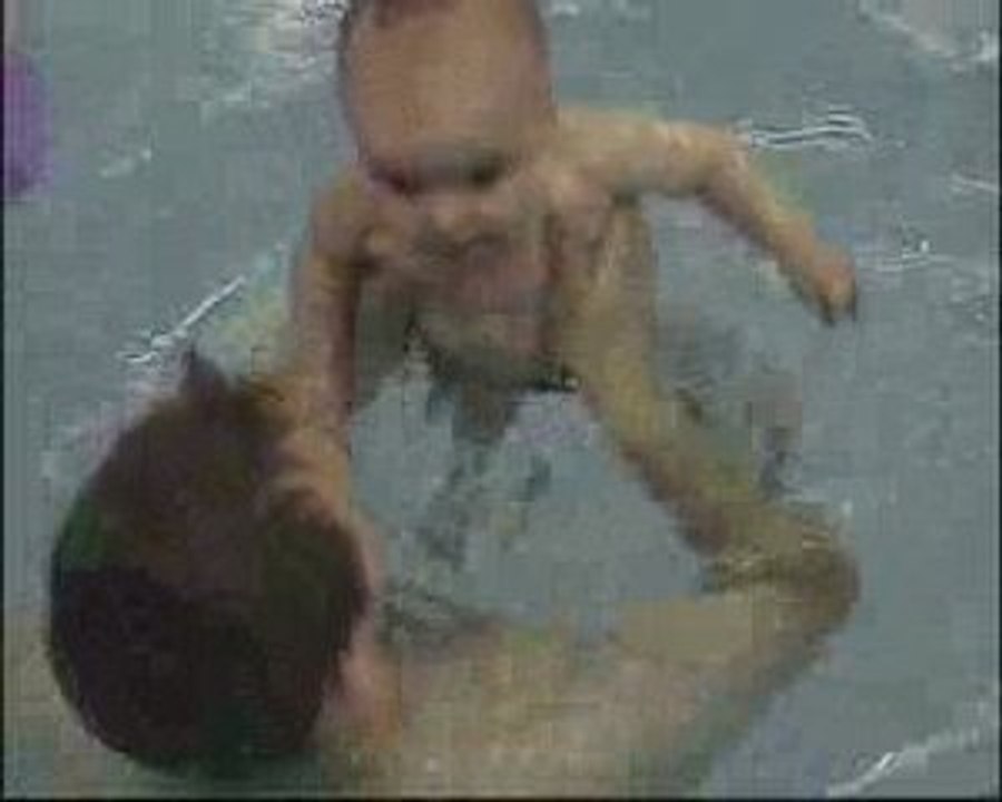 Noah et papa a la piscine
