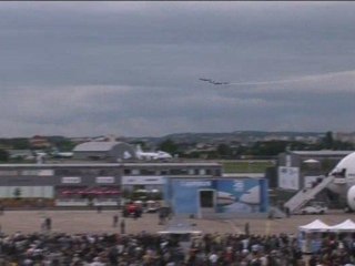 Bourget 2009 : la Patrouille de France salue le musée de l’A