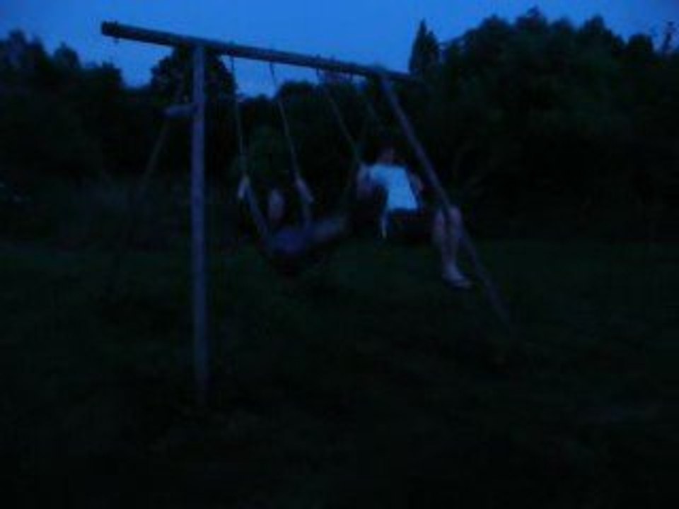 regis et son frère font de la balancoire