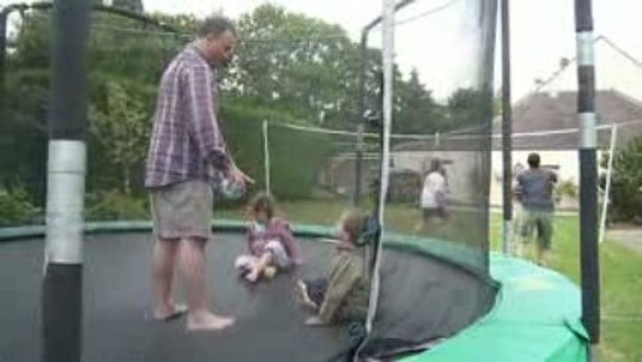 M&Ms et papa sur un trampoline