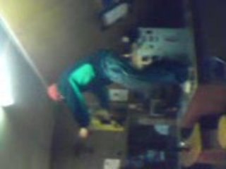 Greg danse sur le bar