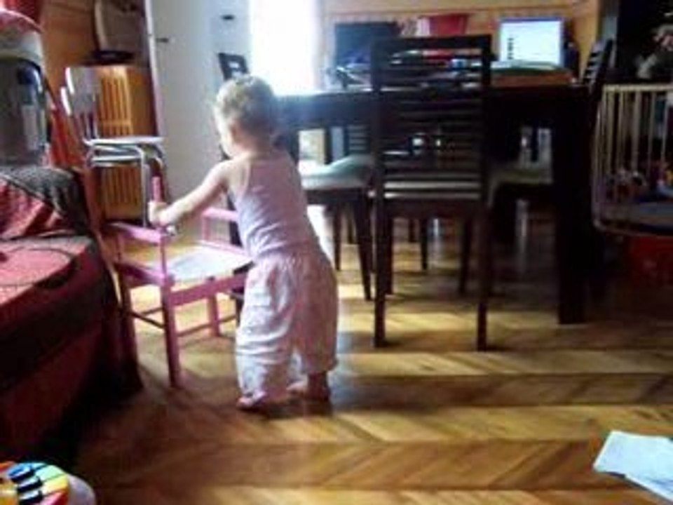 zoé pousse sa chaise