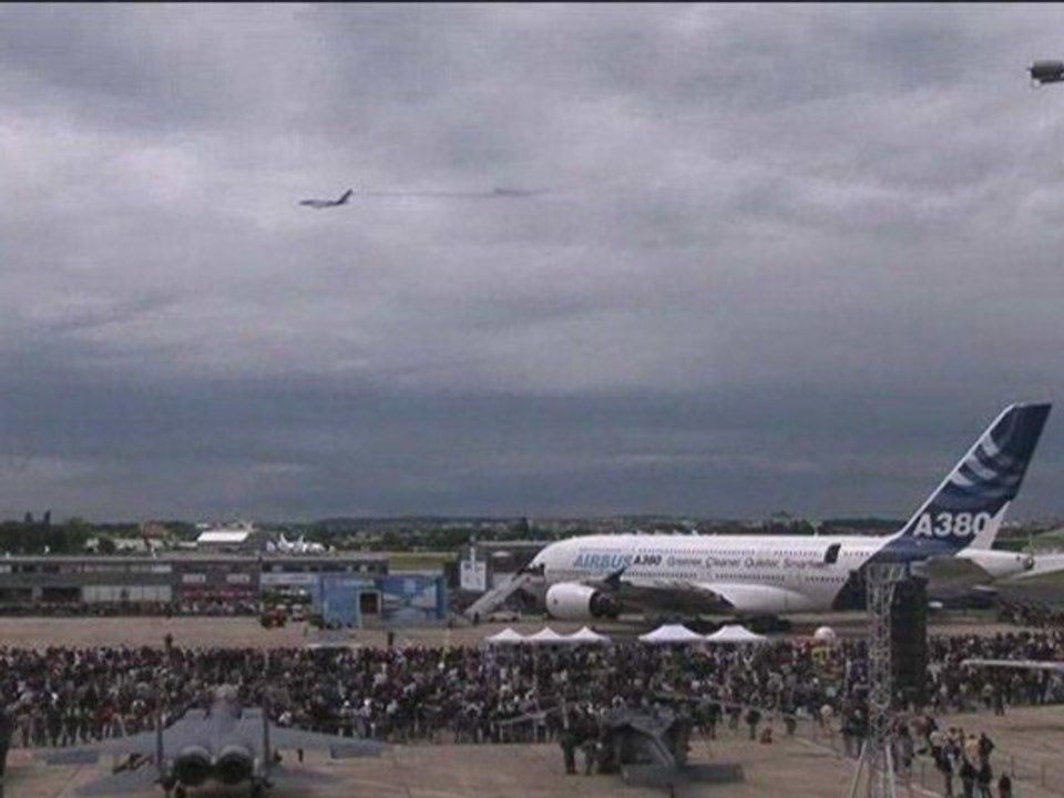 Bourget 2009 : l'Airbus A380 salue le musée de l'Air et de l