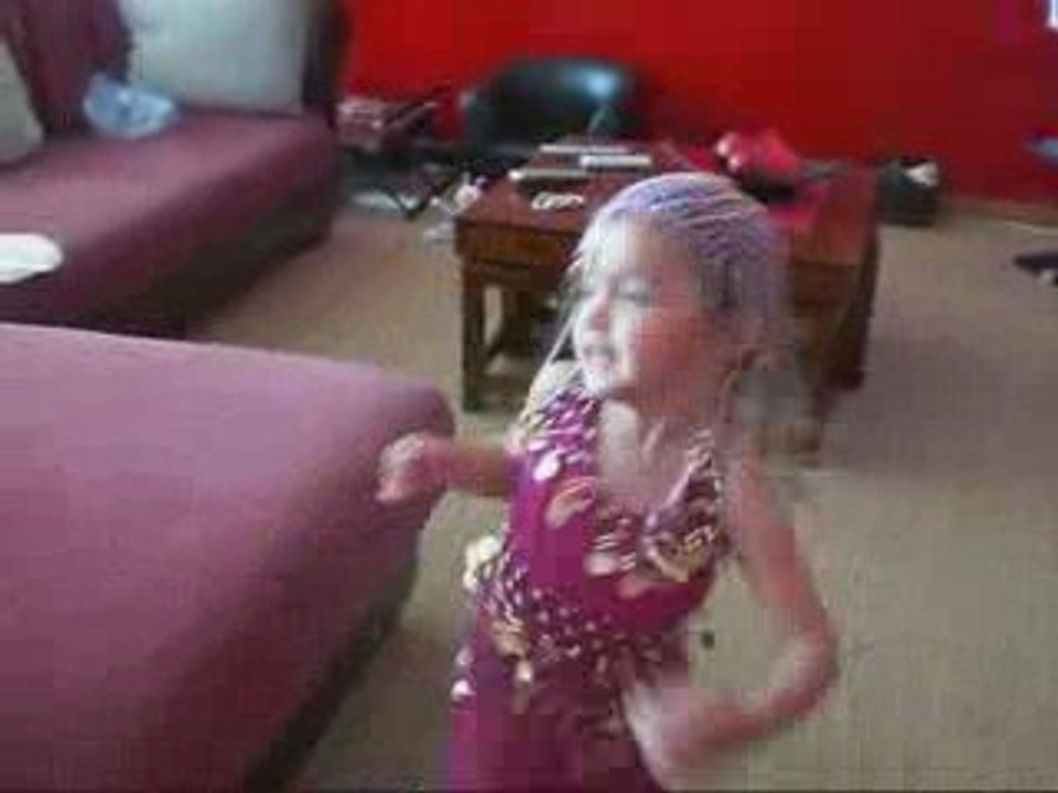 Louane en danseuse orientale