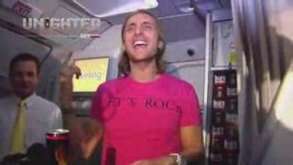 David Guetta mixe dans l'avion pour Ibiza