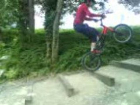 vélo trial sur les marches d'escalier