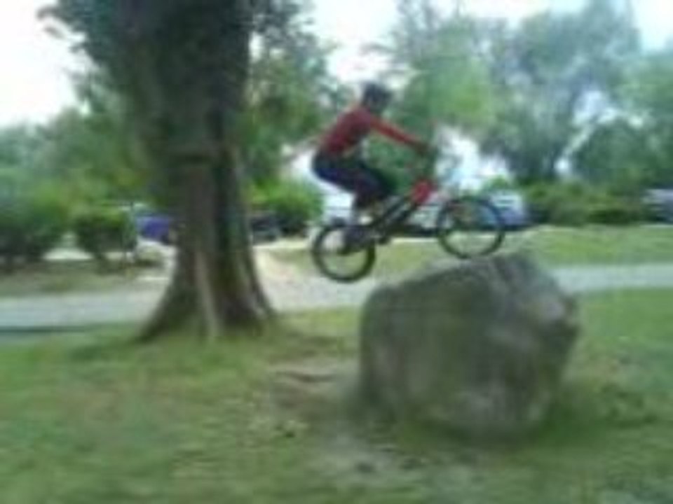 gros rocher en vélo trial