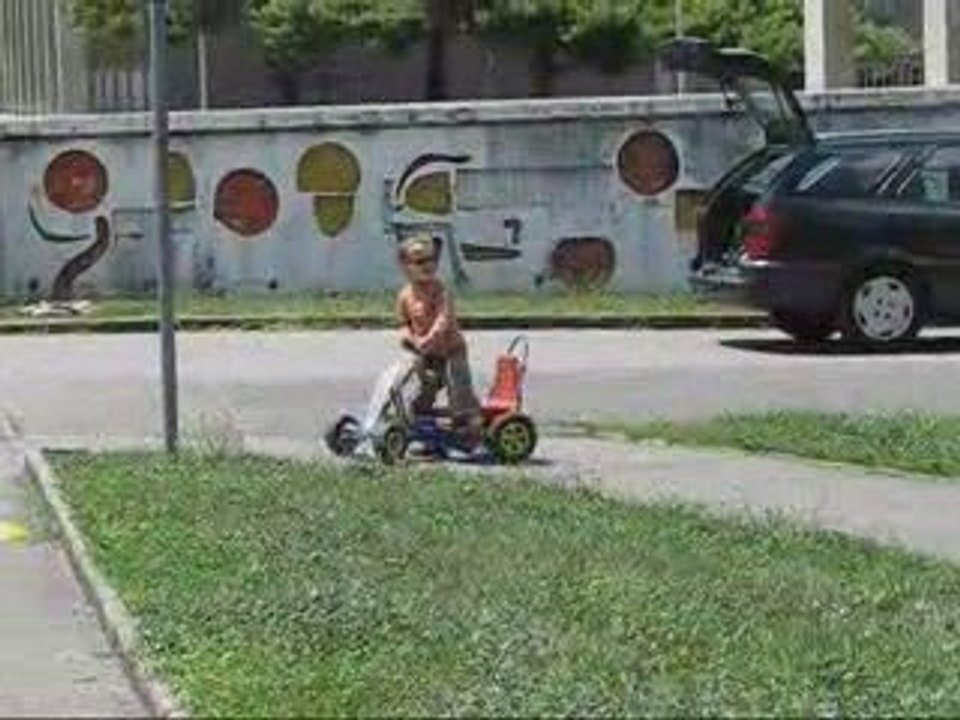2009-06-21 Timéo fait du Kart a pedale