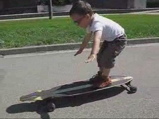 2009-06-21 Timéo fait du longboard-2