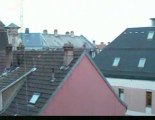 il chante par-dessus les toits de Strasbourg